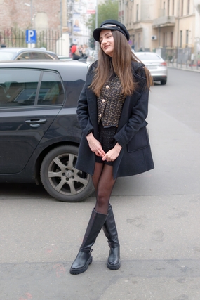 欧美露天停车场街拍丝袜美女图片